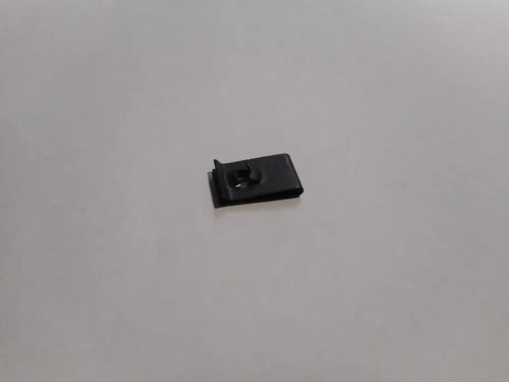 Schwarzes Metallteil auf hellem Hintergrund, das möglicherweise zu einem Produkt von Remeha gehört. Der genaue Verwendungszweck ist nicht ersichtlich.